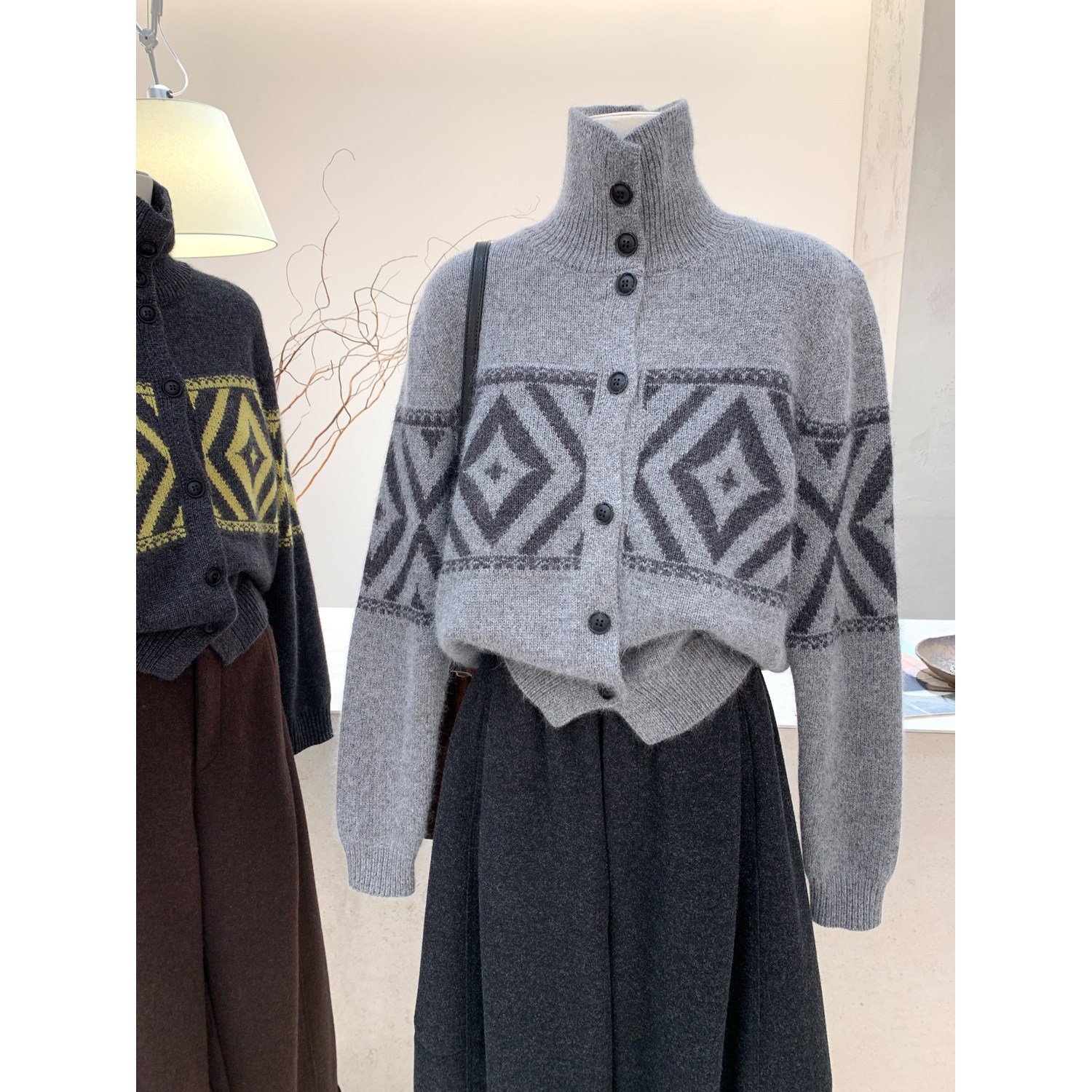 小哲 几何花纹高领开衫毛衣女冬季新款宽松慵懒纽扣针织外套上衣