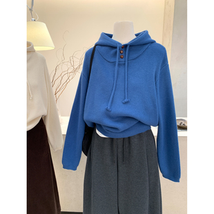 小哲 蓝色抽绳连帽纽扣针织衫女冬季宽松套头上衣纯色通勤毛衣