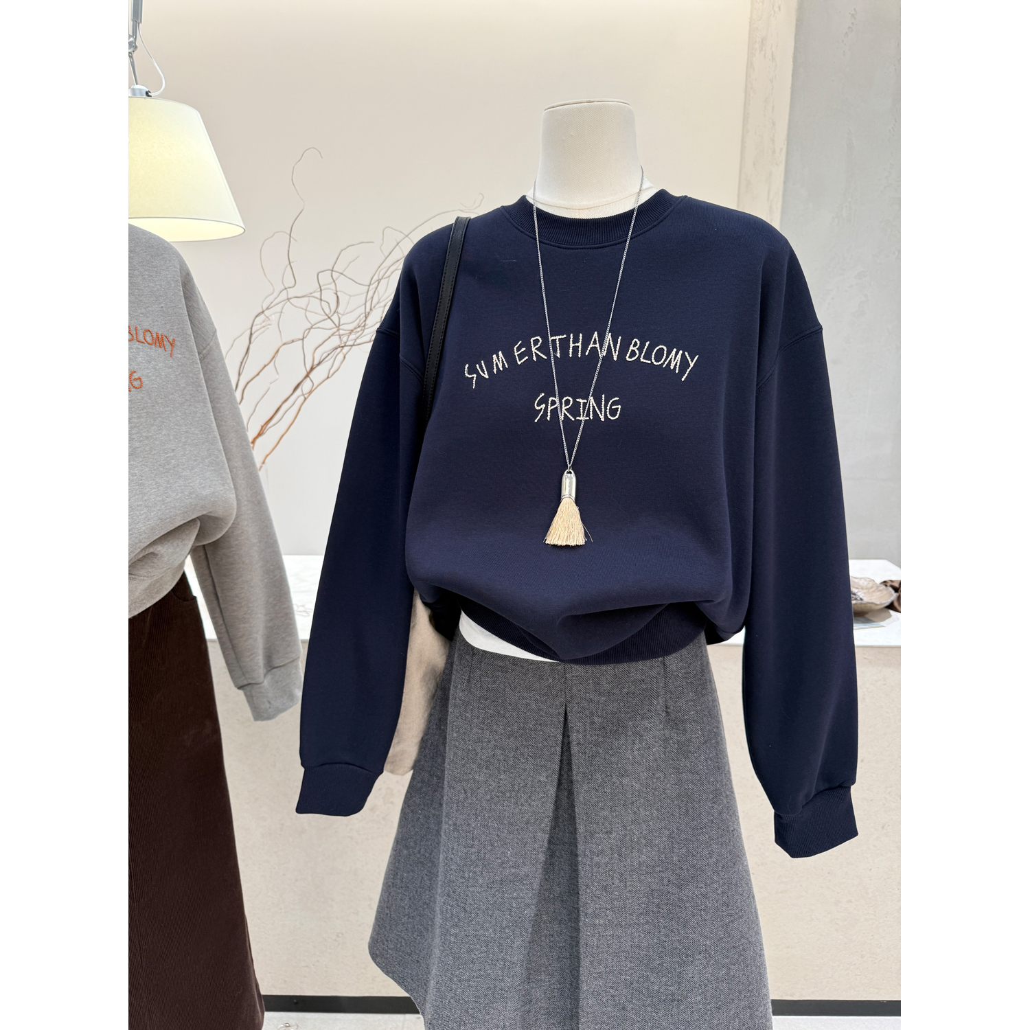 刺绣字母加绒圆领卫衣女长袖上衣