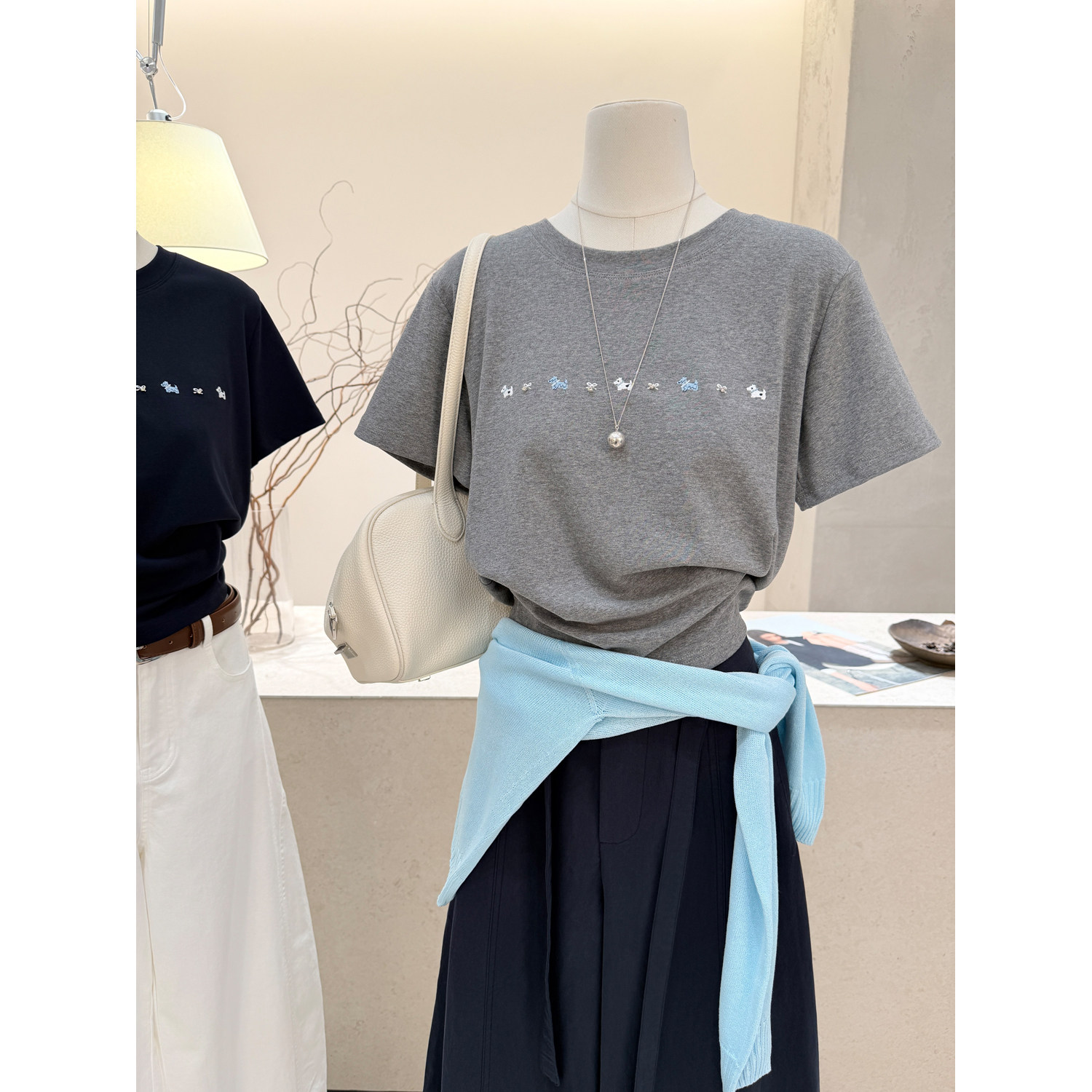 小哲 简约百搭设计感小众短袖T恤女夏季新款灰色休闲圆领刺绣上衣