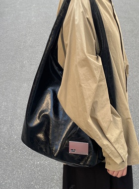 CryingCenter裂纹亮面油蜡黑色斜挎包单肩包小号单肩 大号可斜挎