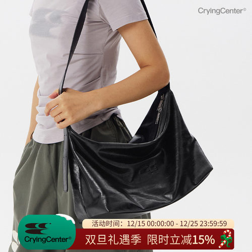 CryingCenter 黑色油蜡皮中号斜挎大容量通勤皮包   哭喊中心