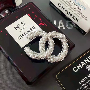 小香珍珠胸针女高级感轻奢小香风双C字母别针原标高版本饰品现货