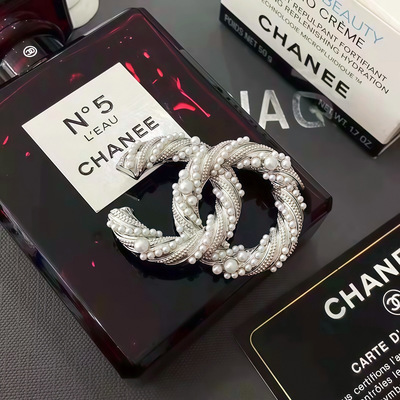 小香珍珠胸针女高级感轻奢小香风双C字母别针原标高版本饰品现货