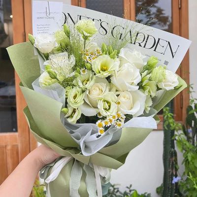 昆明同城送花 青青宝贝 5朵白玫瑰;绿桔梗花束 昆明鲜花速递;