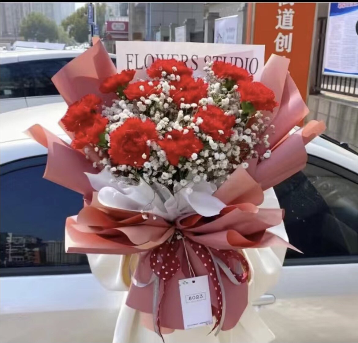 红玫瑰黑纱生日礼物昆明鲜花