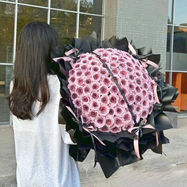 昆明鲜花同城配送 99朵曼塔乌梅子酱花束 喷色玫瑰