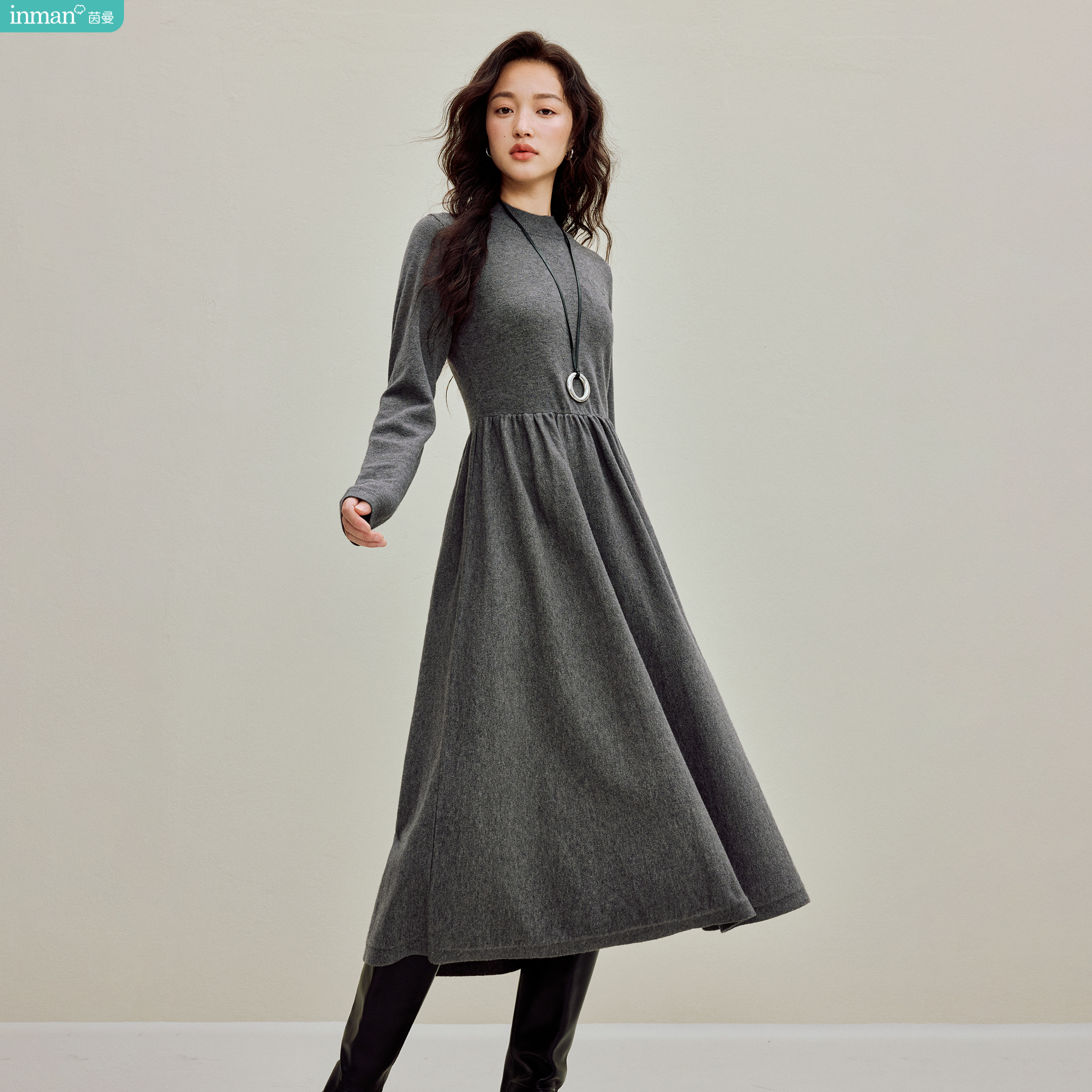 茵曼简约格雷系收腰针织连衣裙2025秋季女装新款修身显瘦打底裙子
