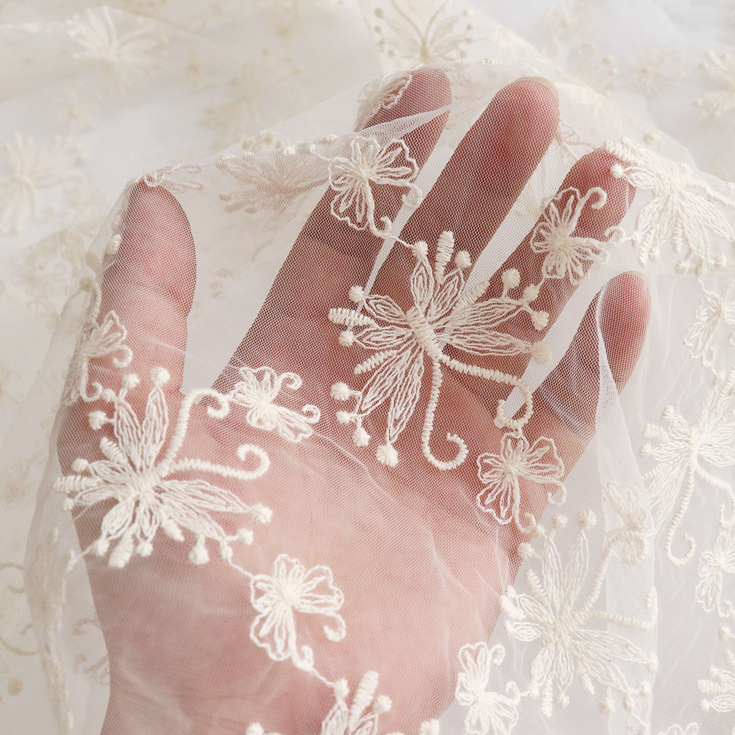 网纱棉线刺绣服装布料