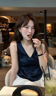 D1056146 韩版25夏新款复古缎面修身短款时尚V领背心4