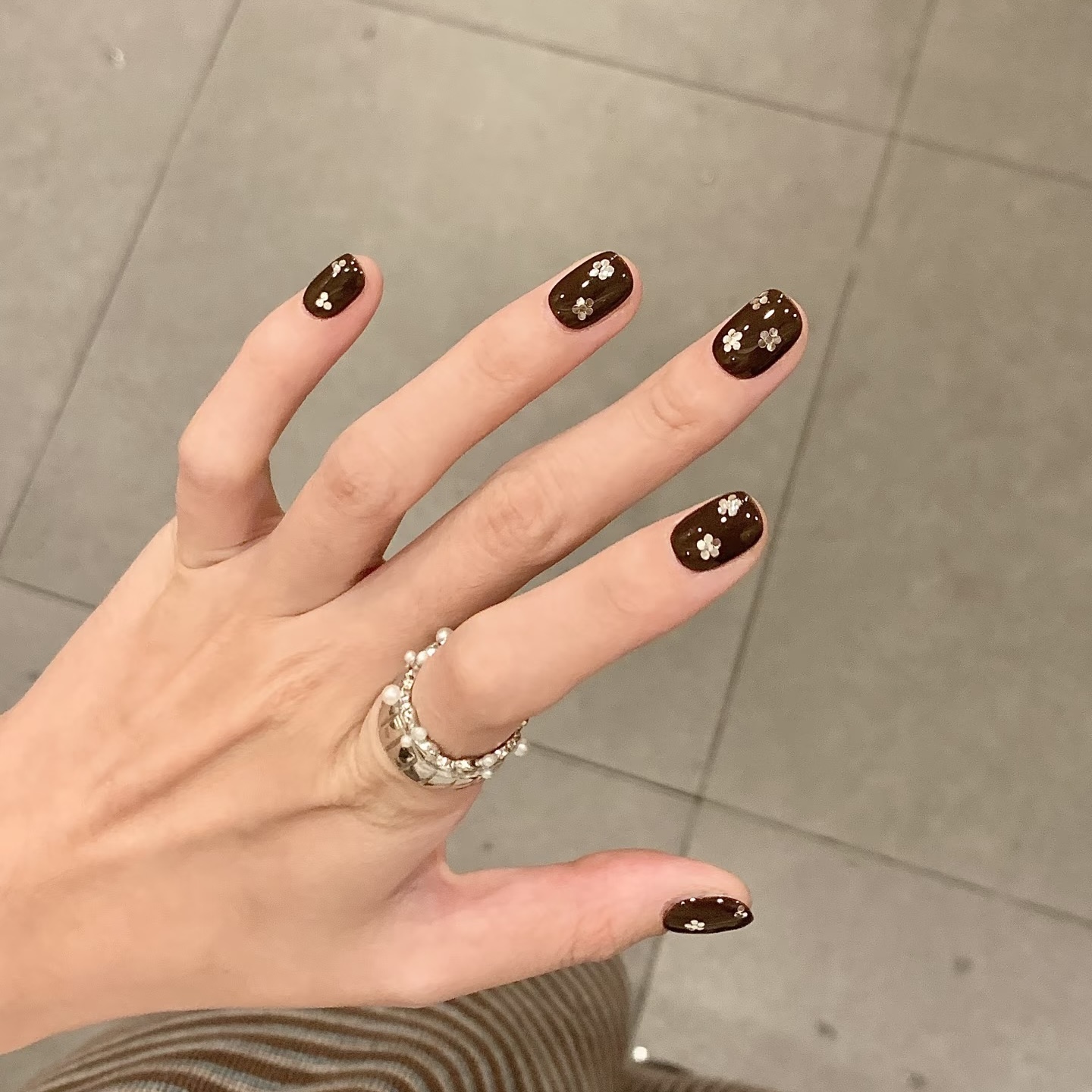 秋冬显白复古棕色亮片小花穿戴甲