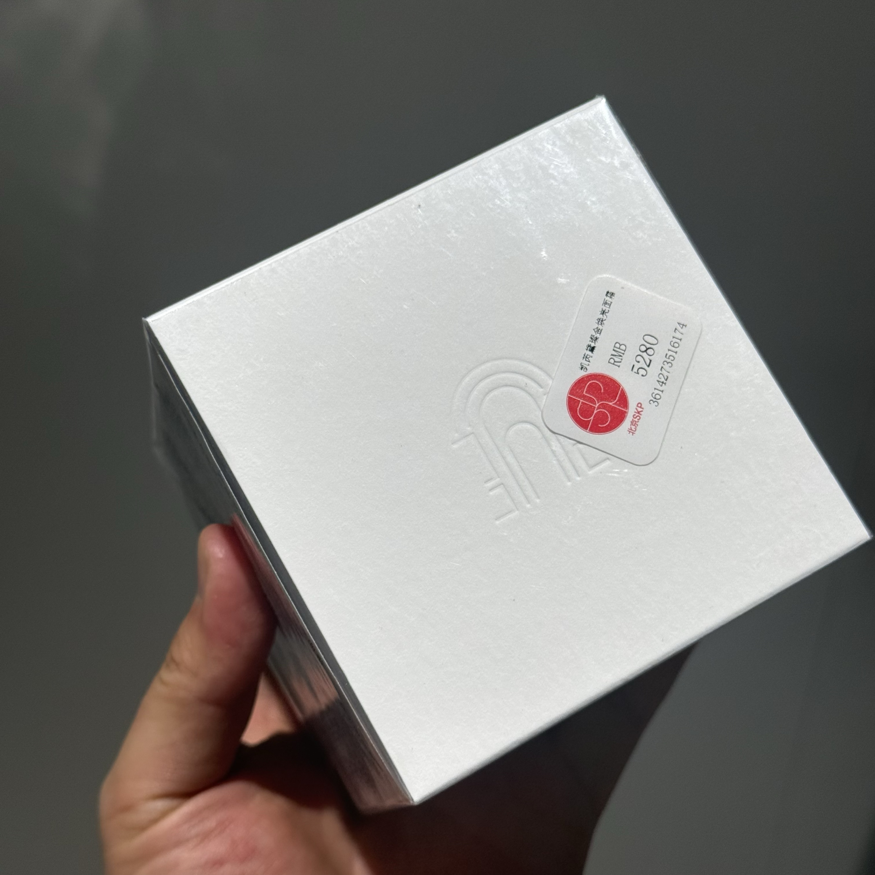 精华Carita减淡皱纹，焕亮肤色。