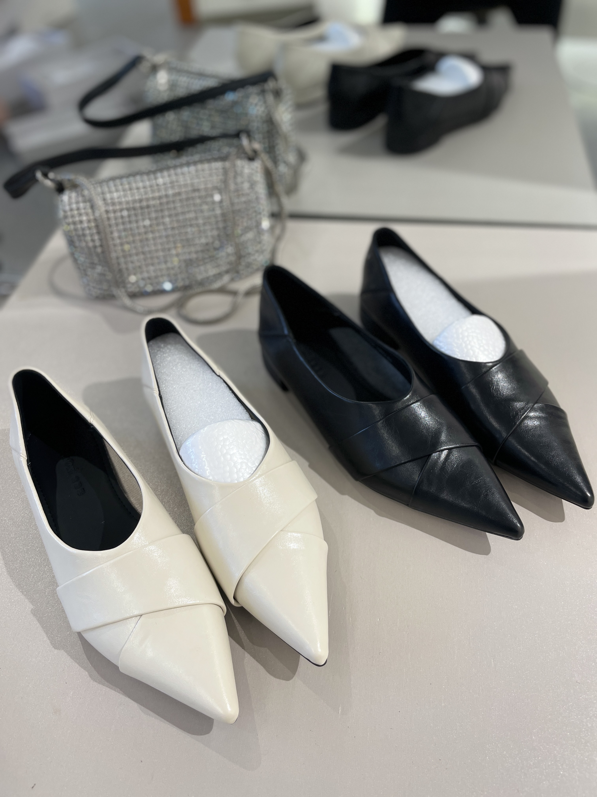 2025新款尖头时尚浅口百搭英伦风小皮鞋女单鞋5626（B1)