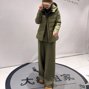 9839芮娜依莲初冬新品连帽马甲羽绒袖外套搭配休闲裤三件套加大码