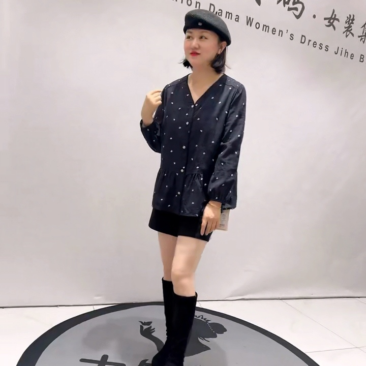 5475芮娜依莲春款新品面料带暗纹V领女人味洋气套头衫加大码女装