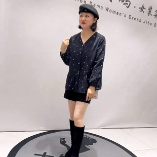 女装 5475芮娜依莲春款 加大码 面料带暗纹V领女人味洋气套头衫 新品