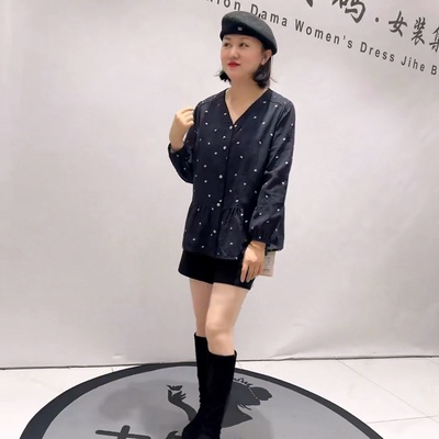 5475芮娜依莲春款新品面料带暗纹V领女人味洋气套头衫加大码女装