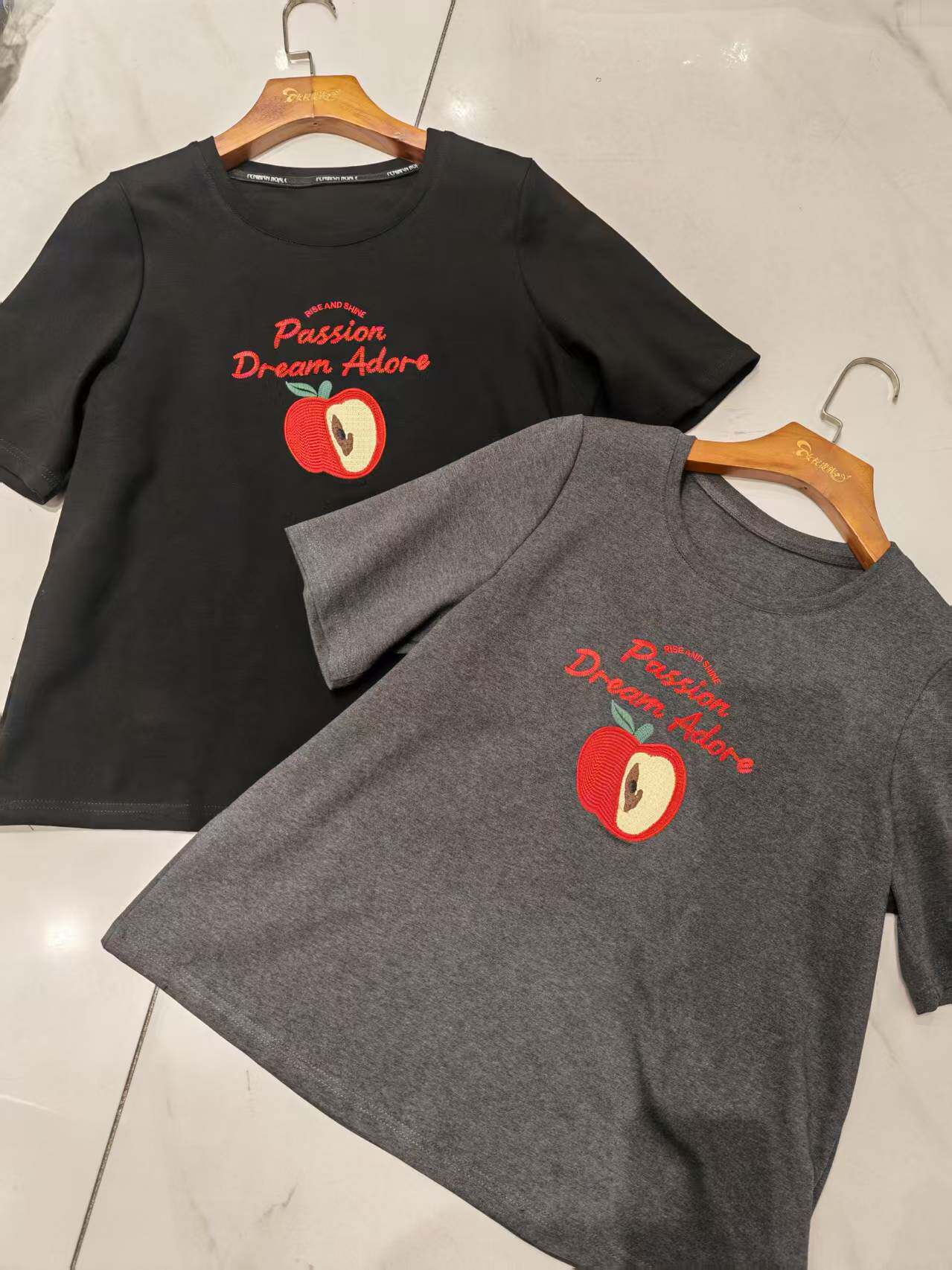 1567女权贵族春款新品刺绣苹果图案减龄上衣短袖T恤衫加大码女装