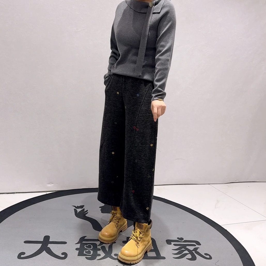 8336女权贵族春款新品松紧腰厚实面料花朵刺绣毛呢裤加大码女裤