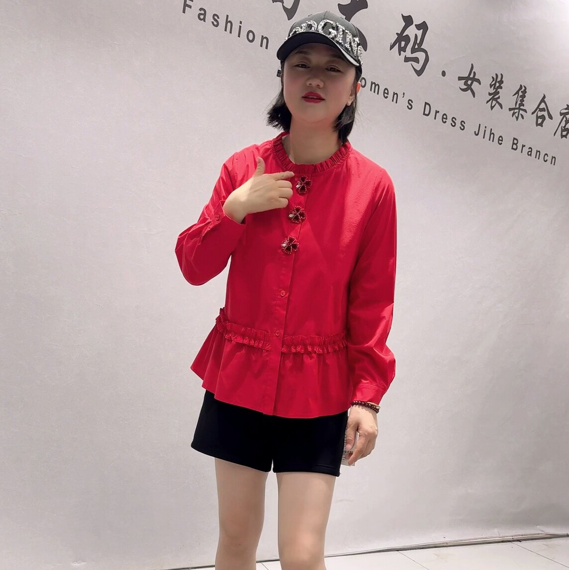 1590女权贵族春款新品设计感重工纽扣荷叶边减龄衬衫加大码女装