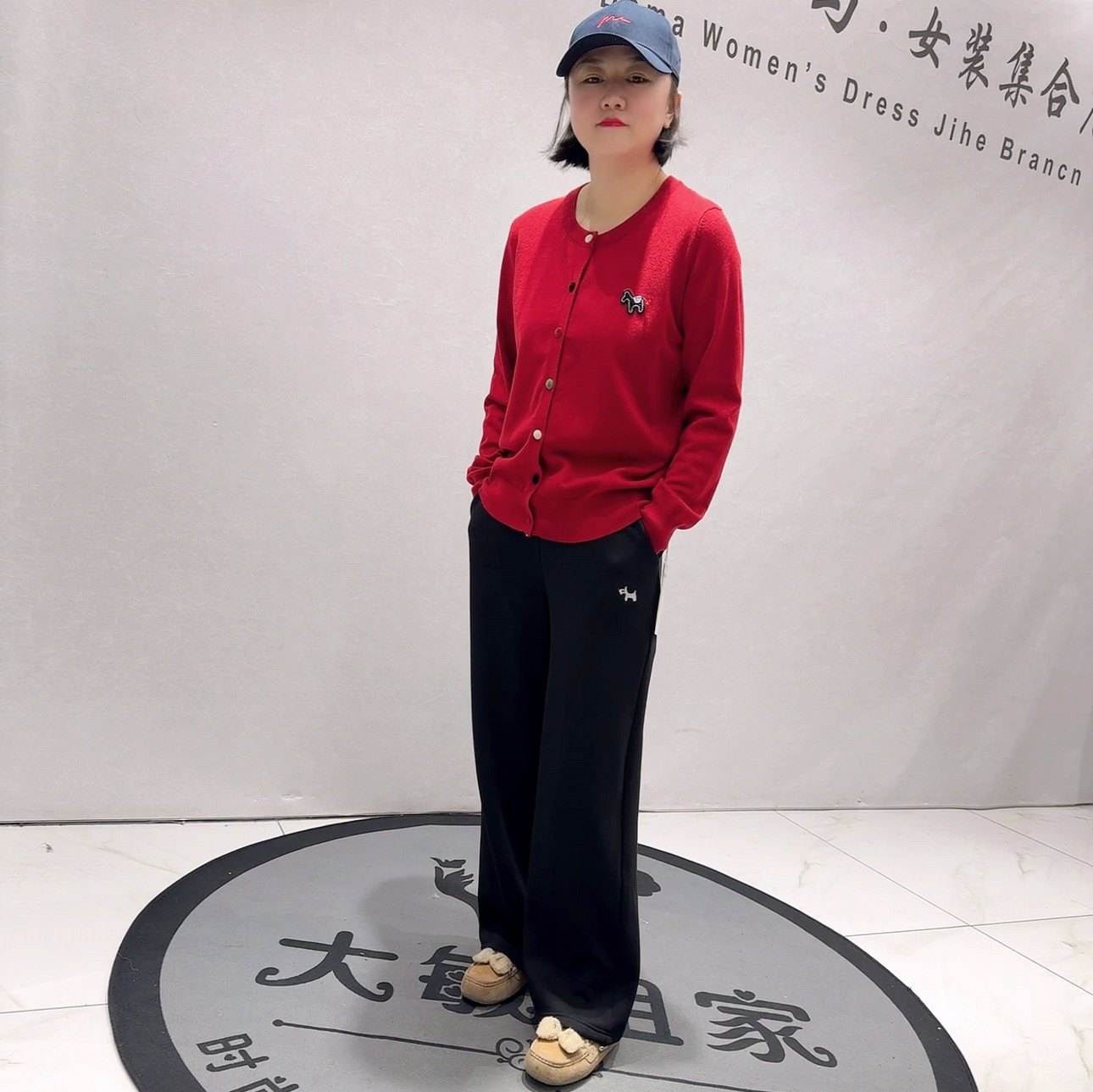 1571女权贵族年货春款新品植绒撞色扣贴布绣减龄针织衫加大码女装