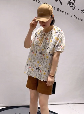 1223针丝缘子汇初夏新品碎花图案系带减龄镂空套头衫加大码女装