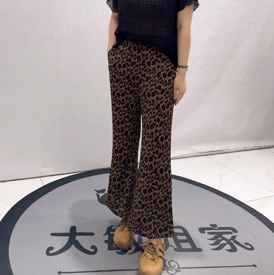 5242芮娜依莲夏款新品松紧腰洋气时尚显瘦微喇豹纹裤加大码女裤