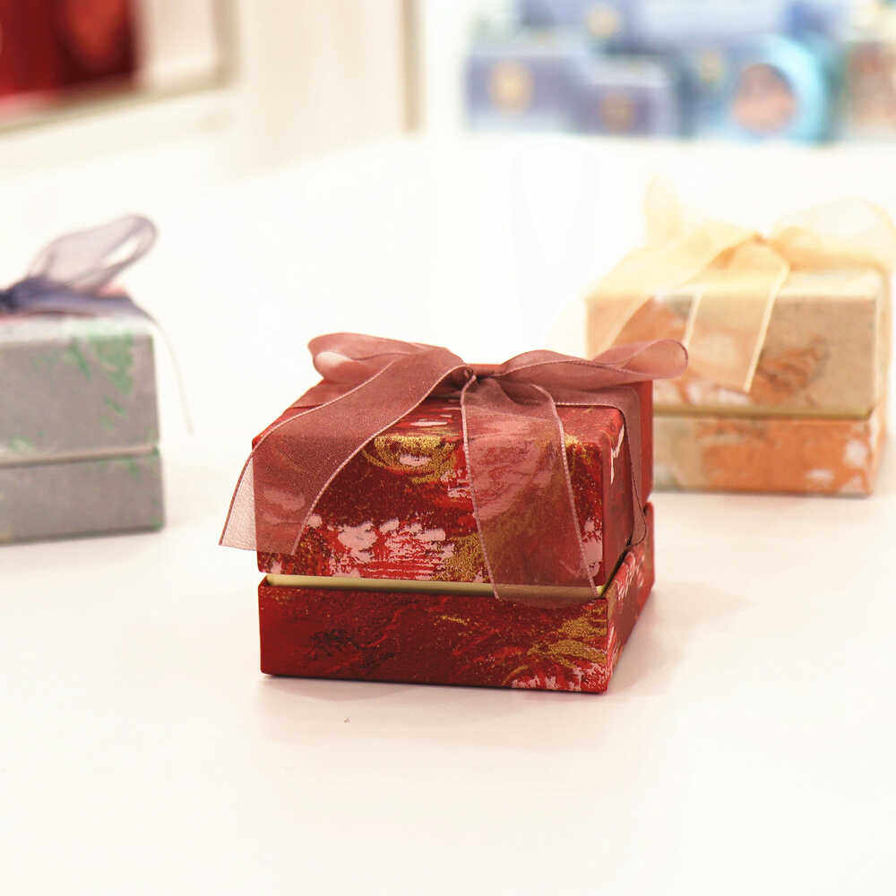 创意扁正方形礼盒结婚喜糖盒伴手硬质盒花纹纸浮雕中国风成品糖盒