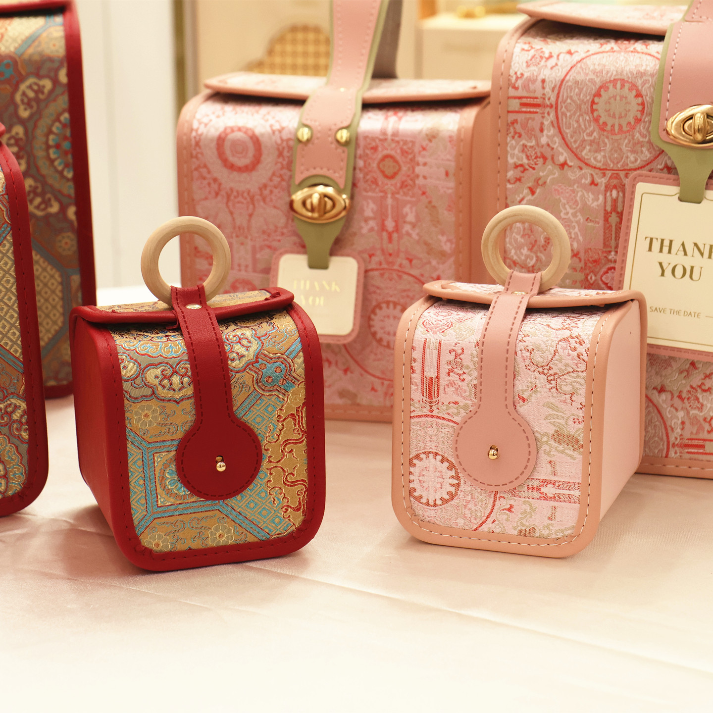 新款国风锦缎喜糖盒高档新中式结婚订婚伴手礼成品礼盒空盒皮革盒