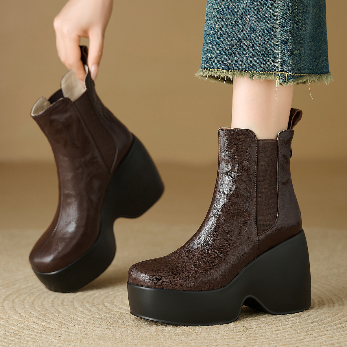 古菲斯奇女鞋松糕跟短筒靴子真皮