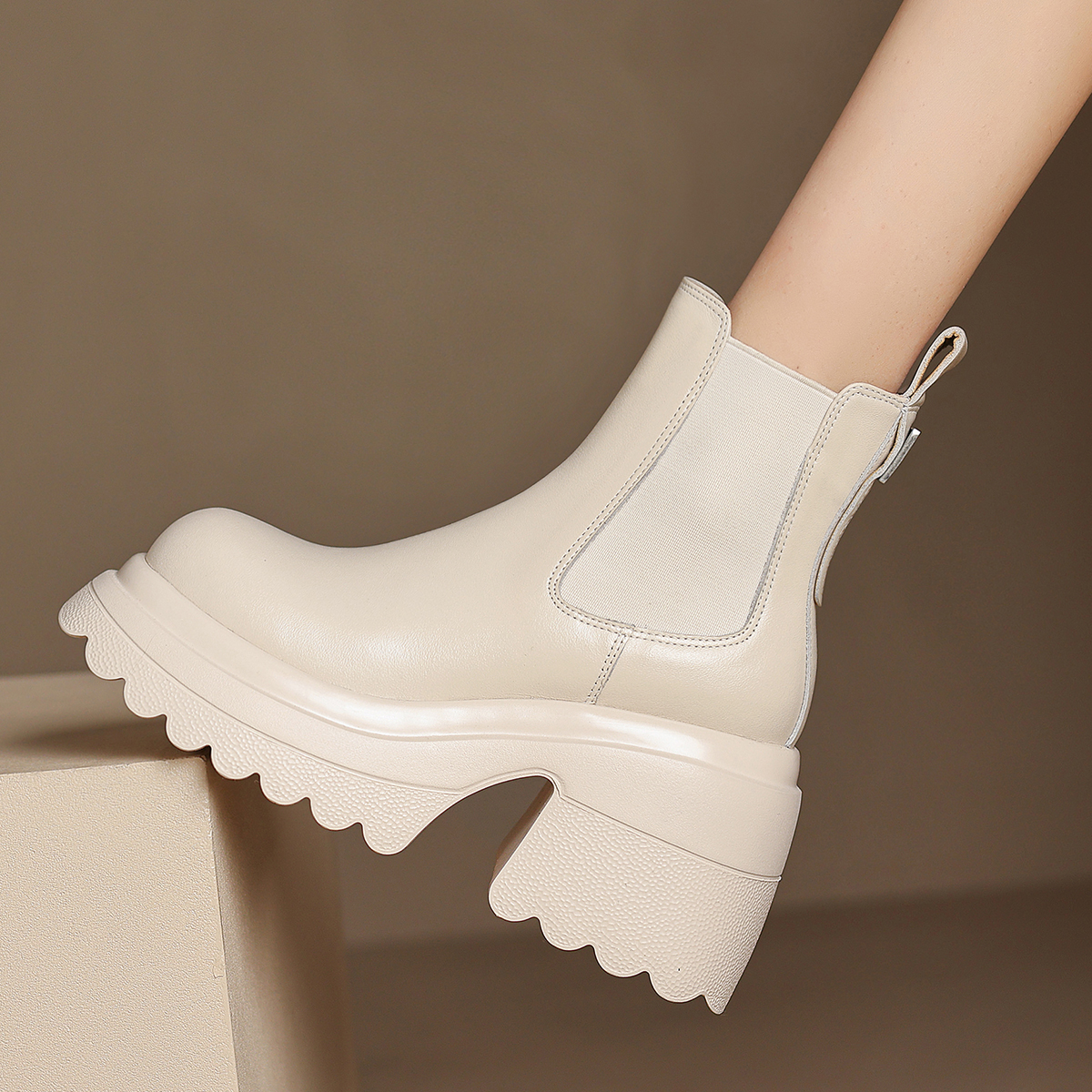 古菲斯奇女鞋粗高跟短筒靴子真皮