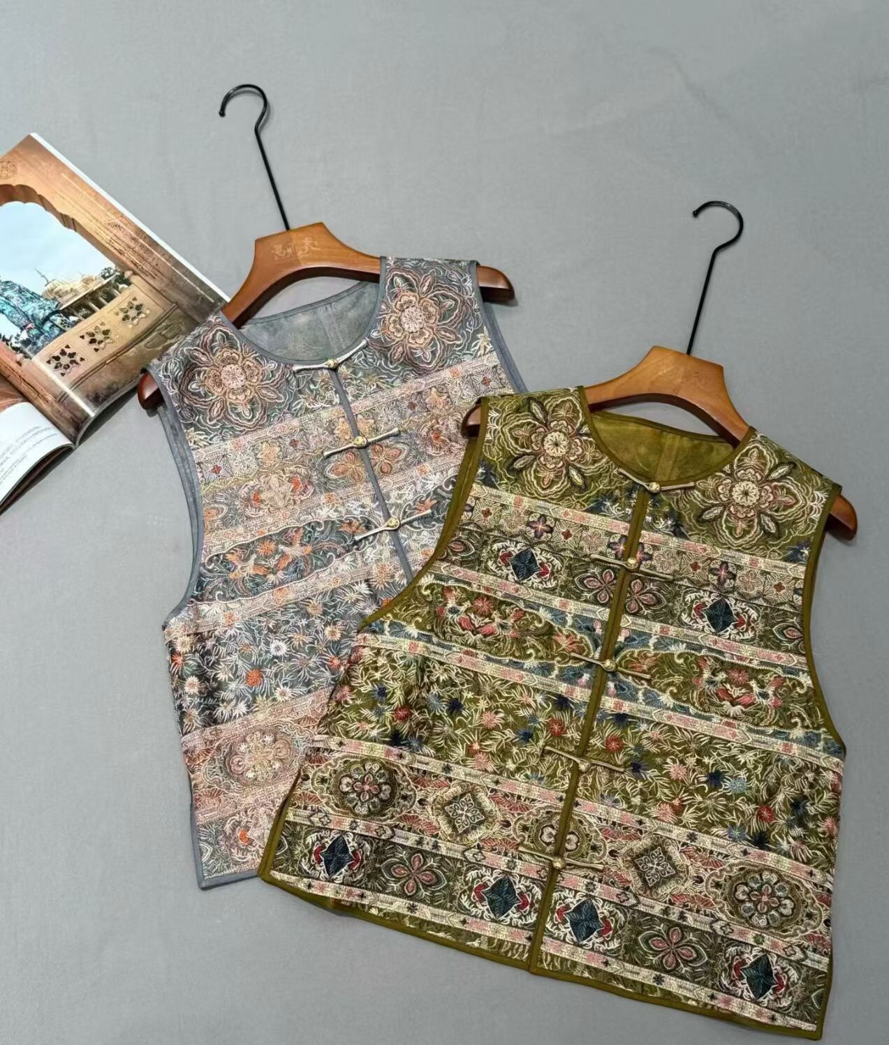 2026春季新款新中式国风刺绣马甲背心女撞色洋气国风叠穿上衣潮