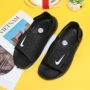 Giày thể thao nam và nữ NIKE Nike mùa hè 2019 mới mang giày chống trơn trượt nhẹ đi biển AJ9076-001 - Giày dép trẻ em / Giầy trẻ giày sneaker trẻ em nam