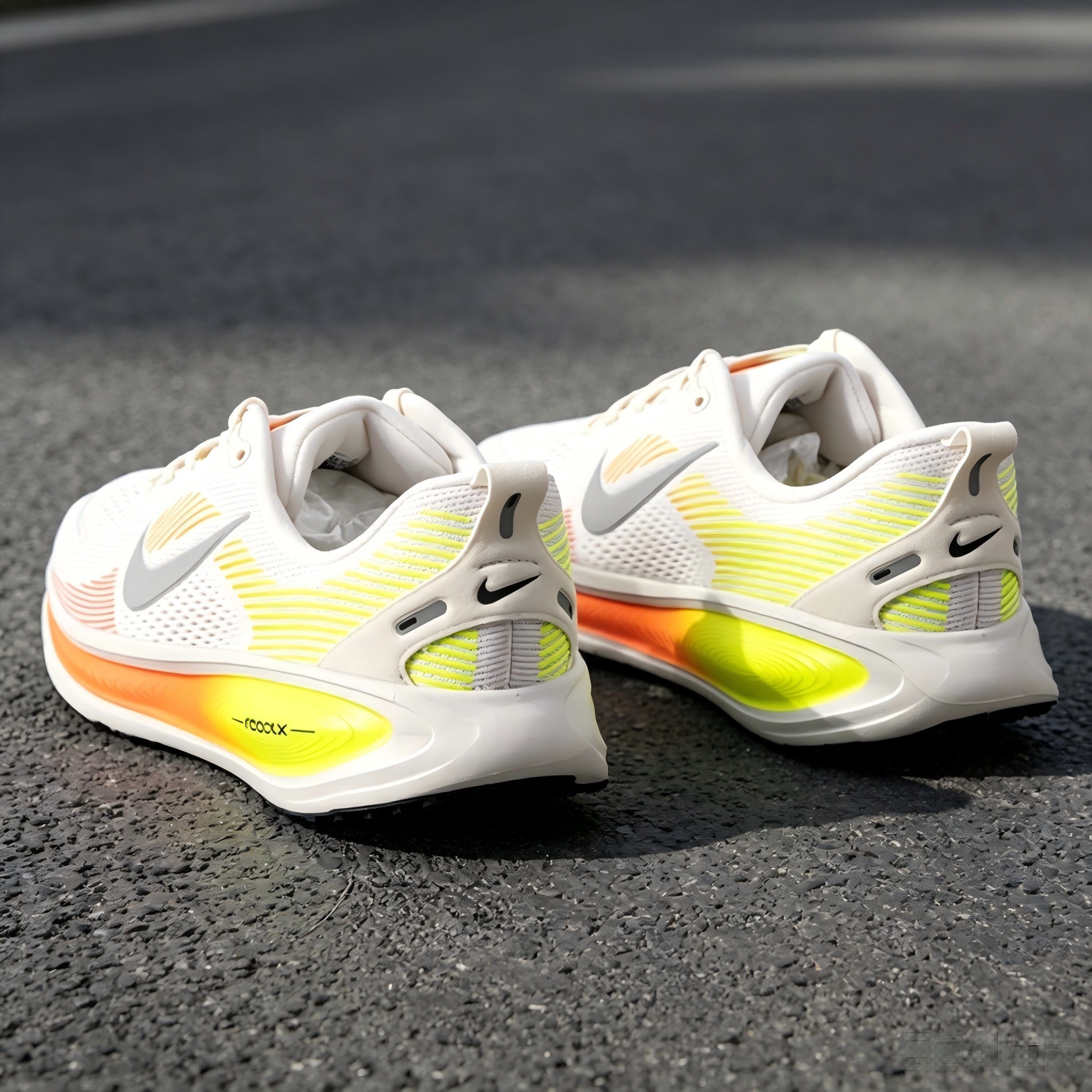 NIKE耐克大童男女童女鞋跑步鞋迈柔VOMERO 18跑鞋正品透气运动鞋图片