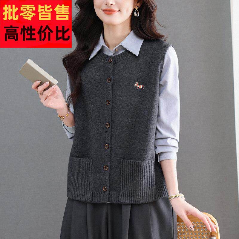 妈妈装羊毛针织马甲女圆领纽扣开衫早春新款无袖背心口袋毛衣马夹