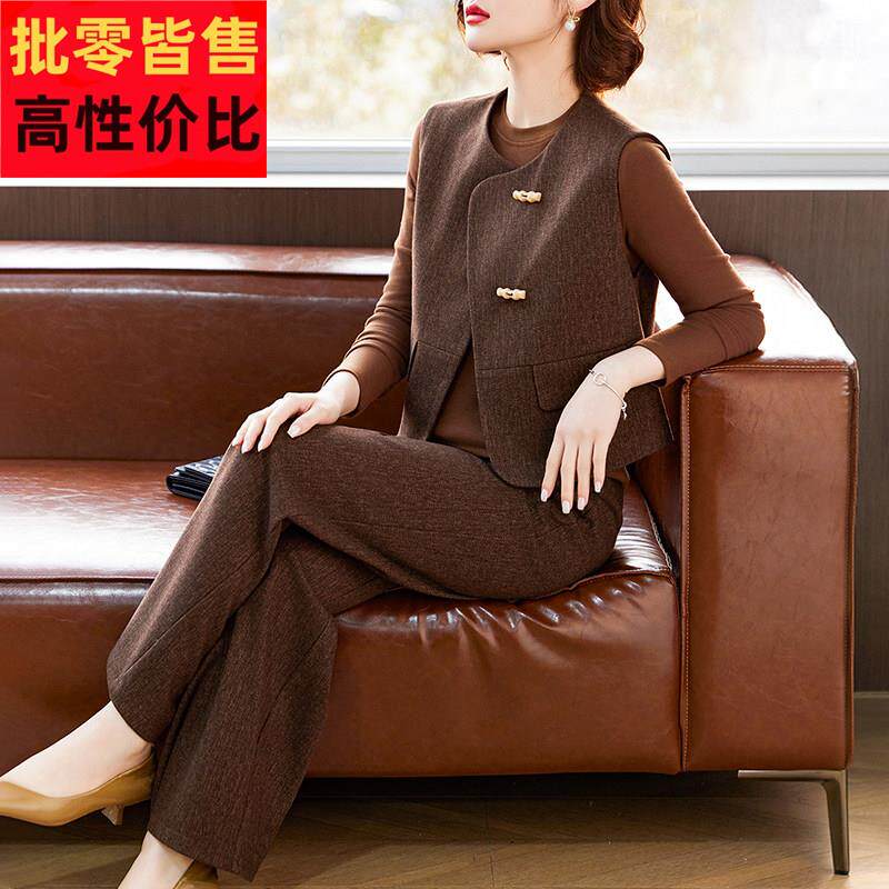 妈妈秋装2025新款套装时尚马甲打底上衣中老年女春秋阔太太三件套