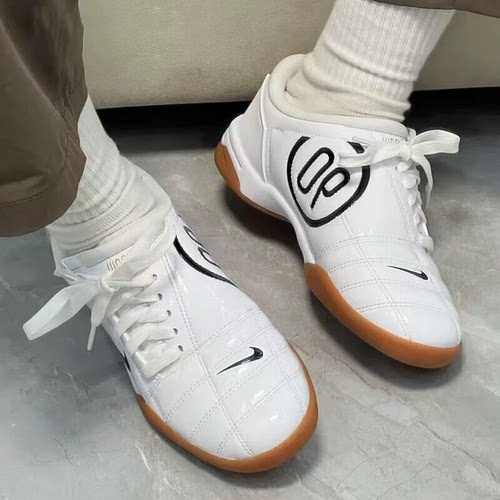 IB5666耐克NIKE正品T90鸳鸯色女子平底IC室内漆皮潮流足球鞋