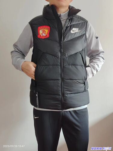 耐克羽绒马甲广州恒大球员版