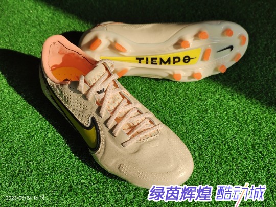 耐克袋鼠皮低帮胶钉足球鞋