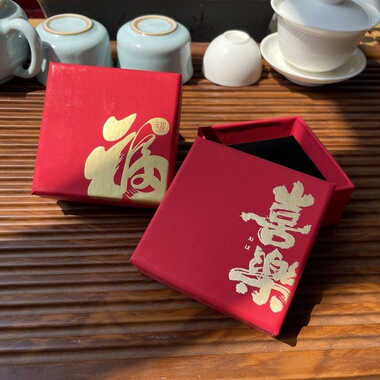 钥匙扣礼品盒加厚硬纸盒红色绒面纸首饰盒内植绒包装盒指甲钳耳钉