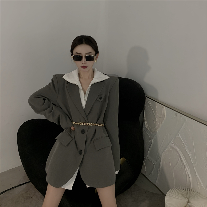 Real shot gray suit coat Long Sleeve medium length suit + generous collar long sleeve white shirt + waist