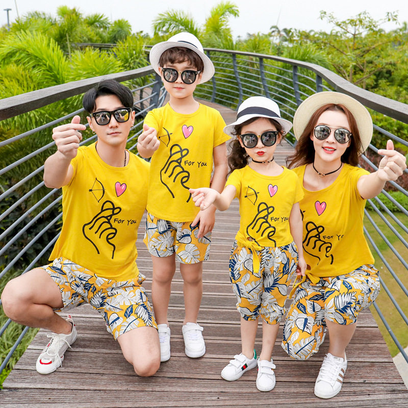 2024新款时尚亲子装休闲旅游黄色全家纯棉T恤短裤套装沙滩情侣装
