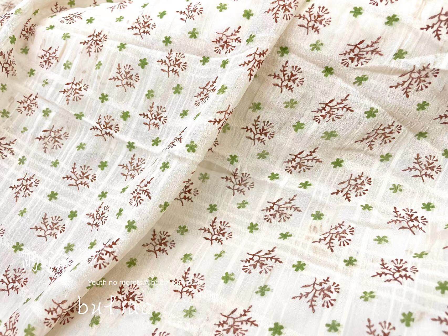 半透白底 黄低肌理小方格四叶草印花化纤雪纺纱裙连衣裙汉服面料