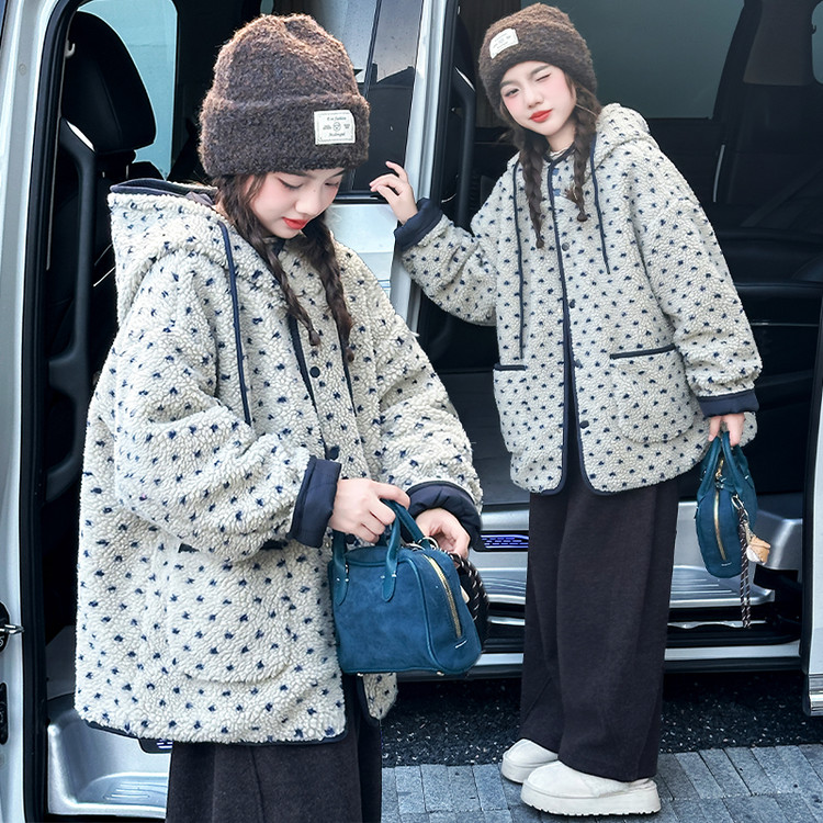 有连帽(不可脱卸)常规款聚酯纤维单排口普通外套