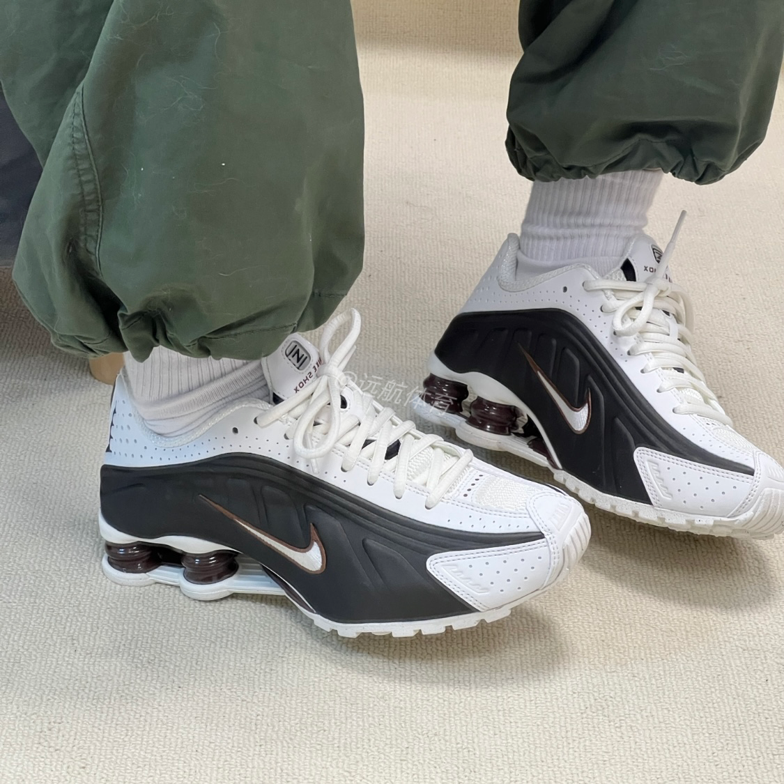 Nike/耐克SHOX R4气柱缓震男女减震防滑耐磨休闲运动跑步鞋AR3565