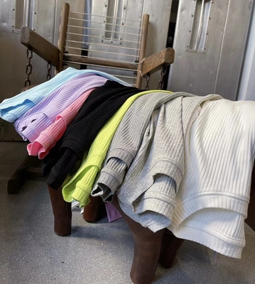 HEYI潮牌新品 “清澈见底”温柔极简 亲肤圆领长袖T女外穿内搭王