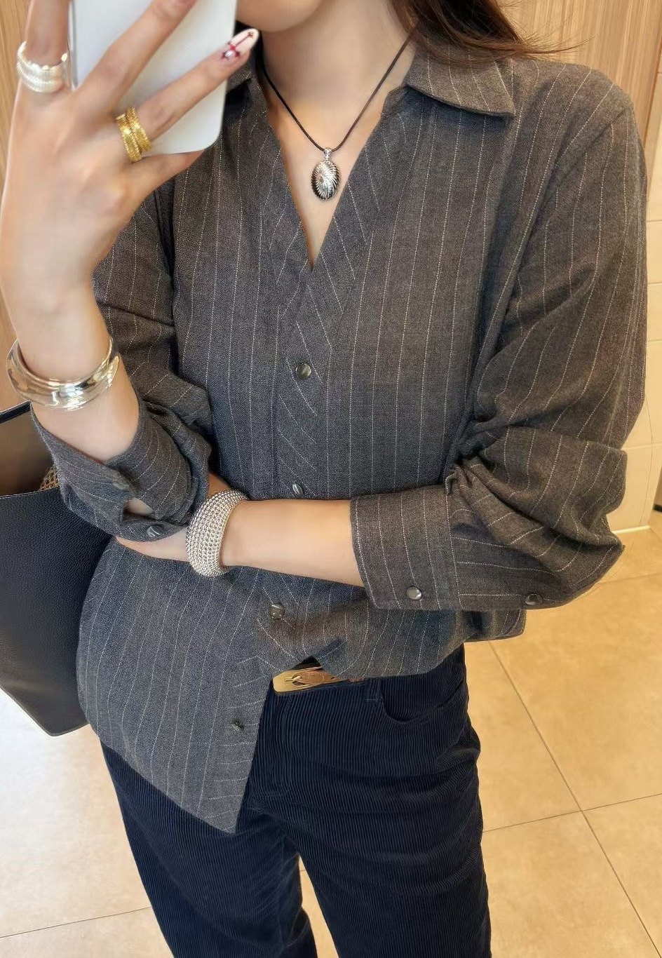 永恒不变的时尚，气质拿捏住！法式复古休闲条纹翻领精纺羊毛衬衫