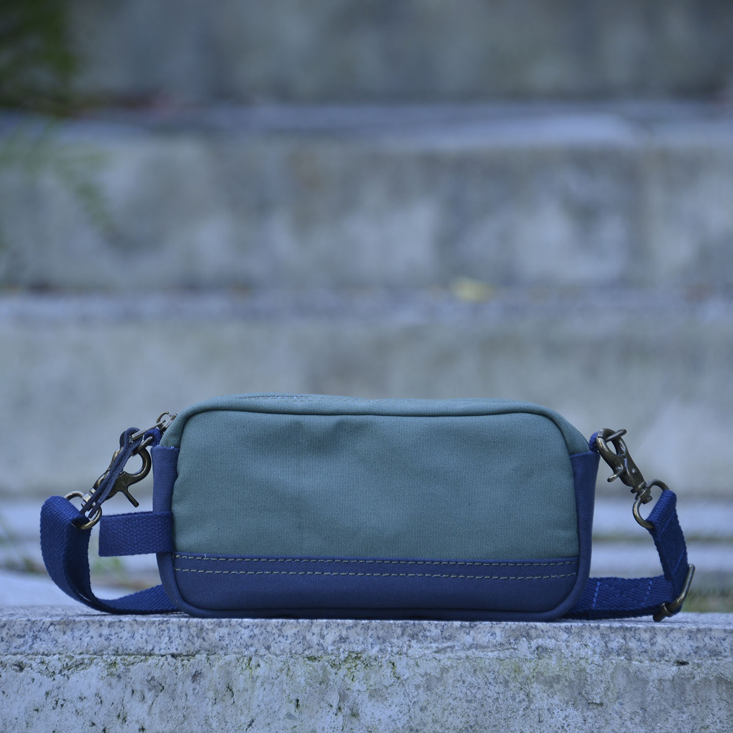 重磅厚硬帆布小方包绿蓝拼色斜挎手拿原创设计男女通用uivy原创