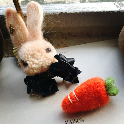 illimite小兔子胡萝卜羊羔毛胸针