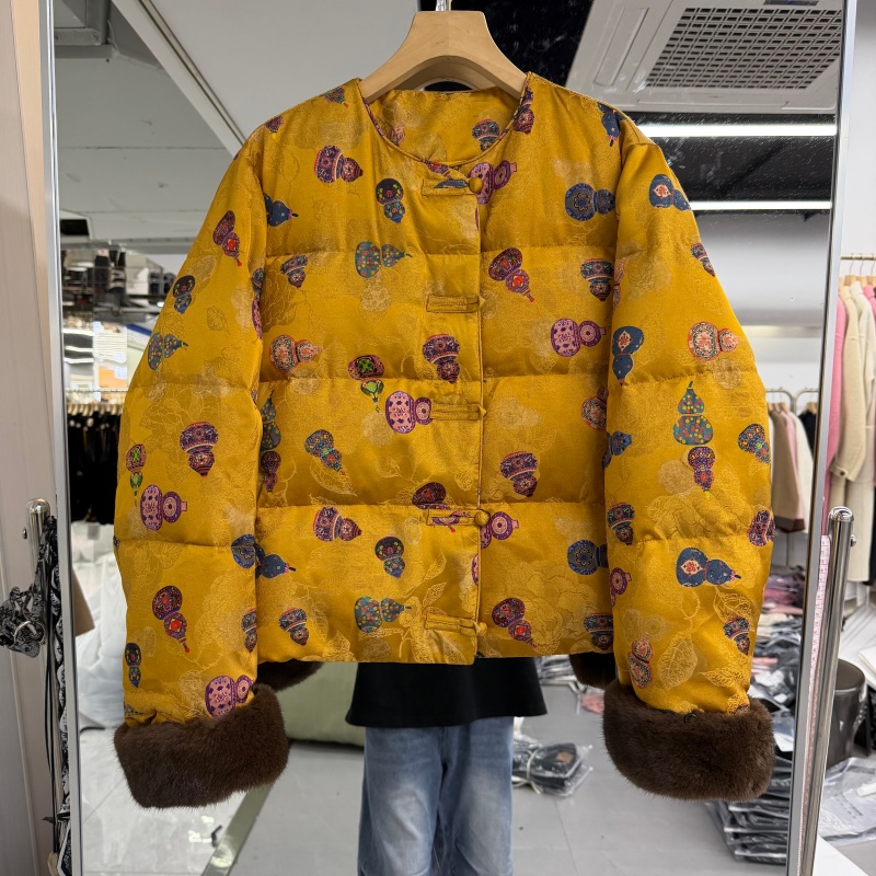 2025年冬装新款流行女装新中式香云纱鹅绒羽绒服袖口脱卸水貂毛装